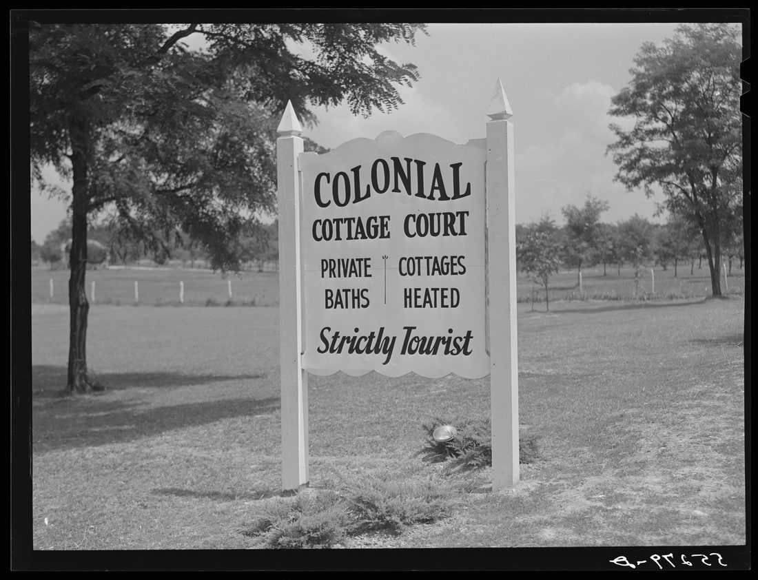 Colonial Cottage Court for tourists outside of Louisville, Kentucky